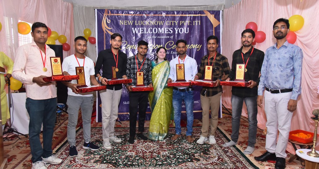 Aluminis recieving awards from principal Madam