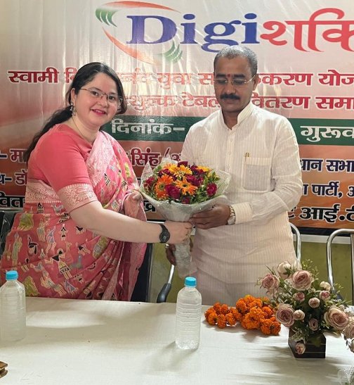 Principal Ma'am giving bouquet