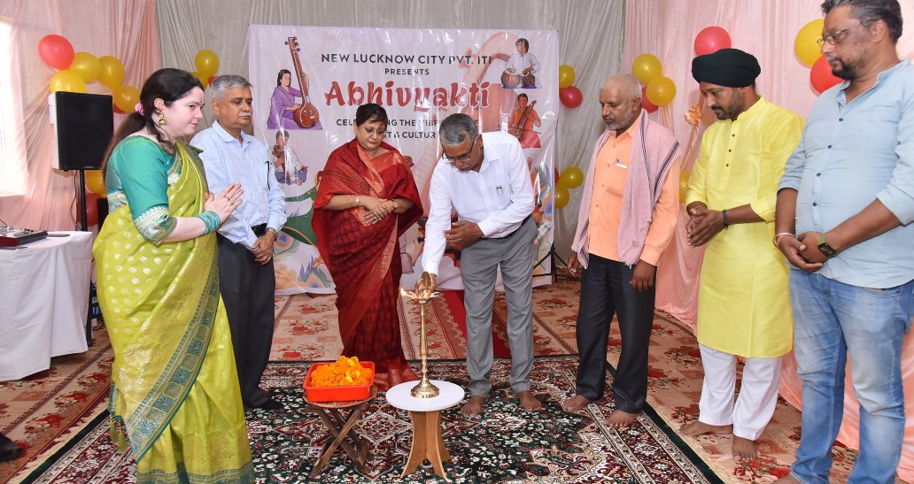 Principal Ma'am with guest of honors